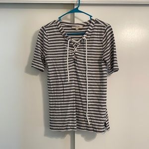 Super cute front cross top